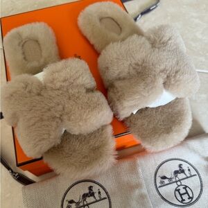 BNnever worn light beige Oran shearling sandals